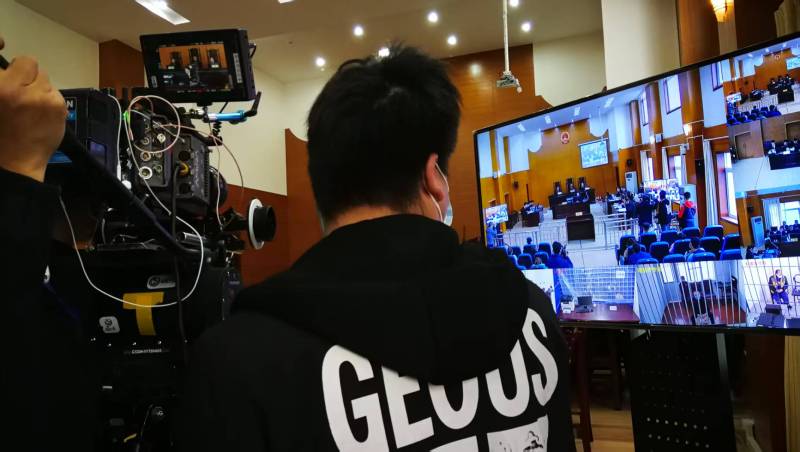 AI生成VS人工创意——和硕县广告片拍摄公司的技术浪漫主义实践